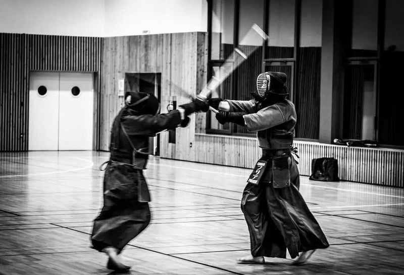 Équipement traditionnel de Kendo avec sabre en bambou illustrant L'Histoire du Kendo au Japon