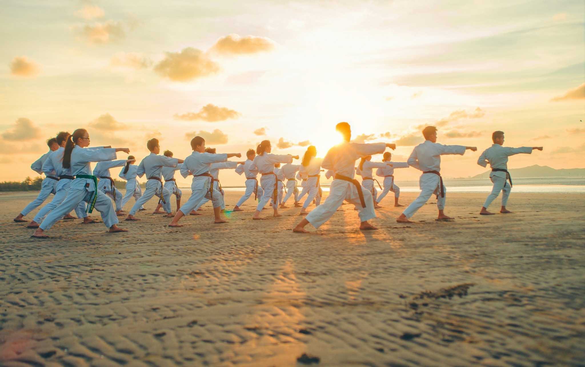 Pratiquant arts martiaux en été sous forte chaleur en toute sécurité