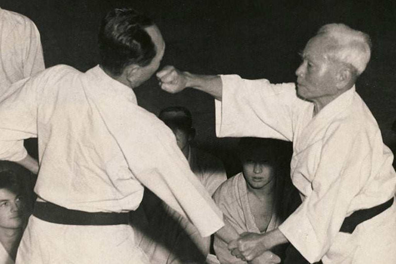 Portrait de Gichin Funakoshi, père du karaté moderne, symbole de son héritage martial