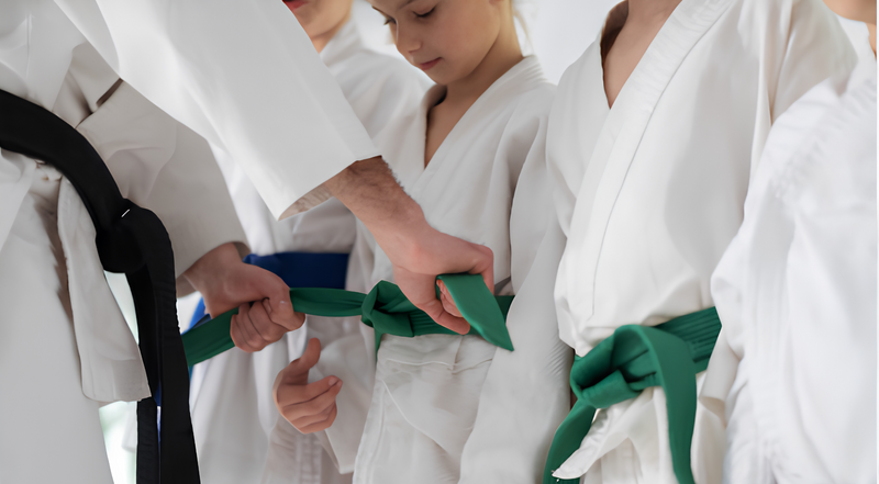 Kimono de judo enfant adapté pour débuter avec équipement complet