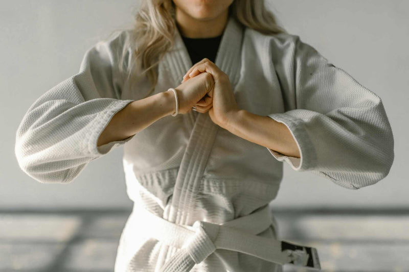 Enfant pratiquant le judo, illustration des bienfaits et de l'âge idéal pour commencer cette activité sportive