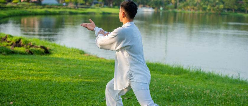 Illustration symbolique de L'Histoire du Tai Chi Chuan avec silhouette en mouvement fluide de Tai Chi