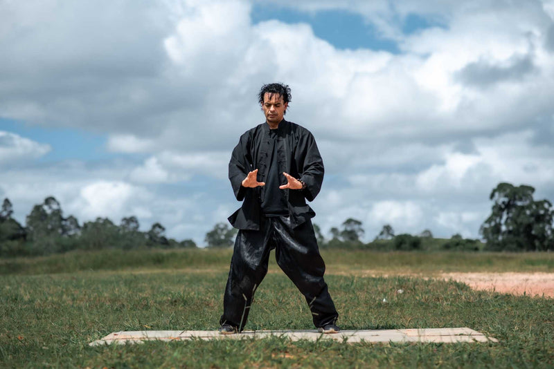 Tenue tai chi complète avec veste, pantalon et chaussures adaptées