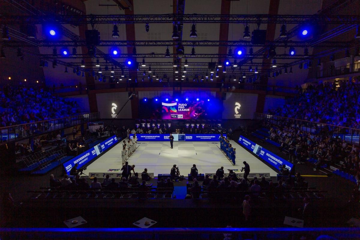 Jeune judoka en compétition officielle FFJudo sur tatami