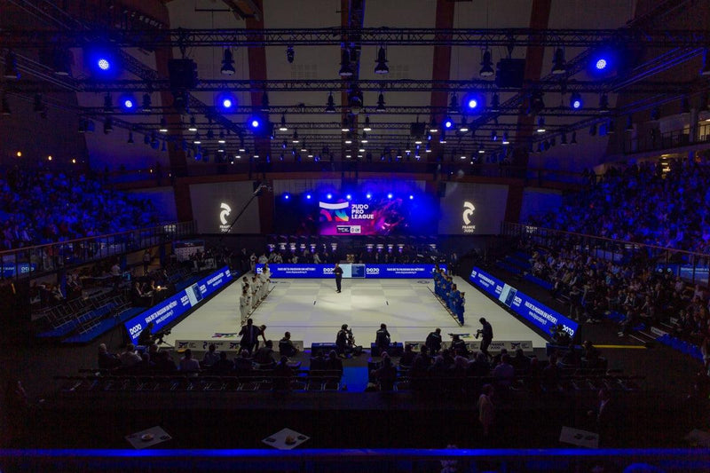 Jeune judoka en compétition officielle FFJudo sur tatami
