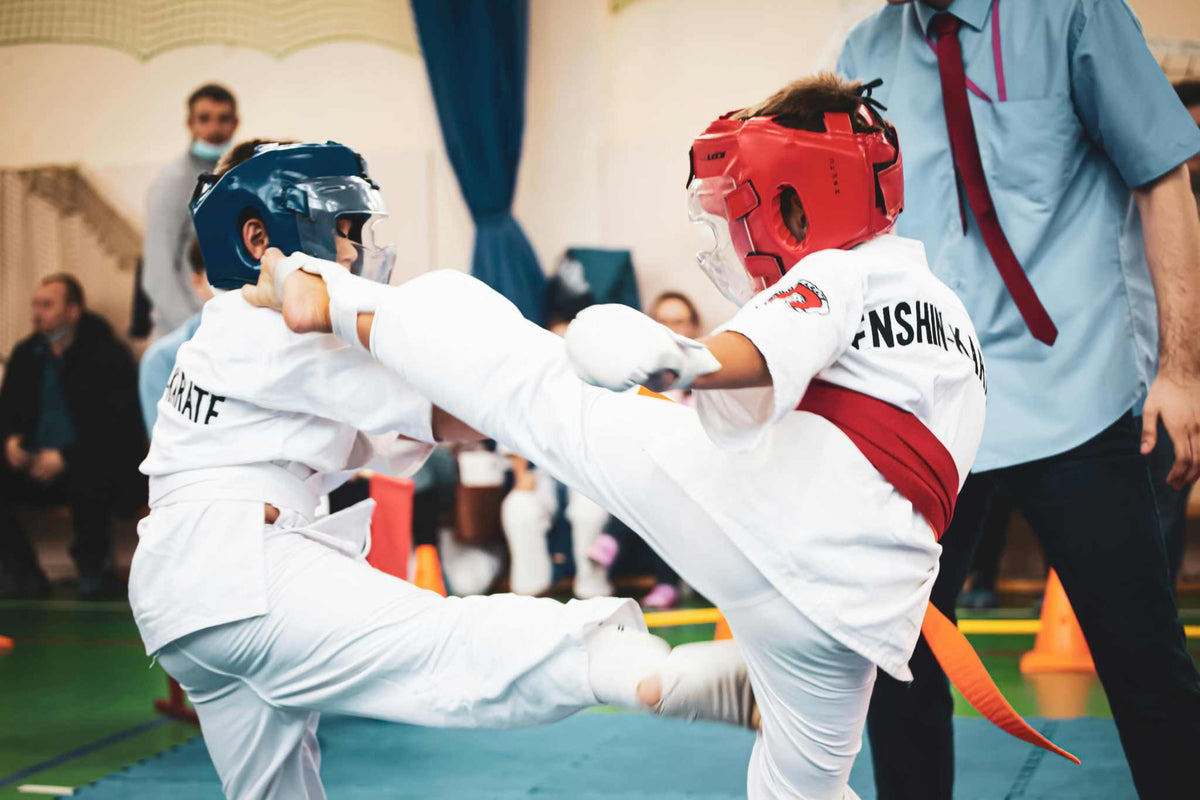 Combat de taekwondo entre deux enfants avec des protections