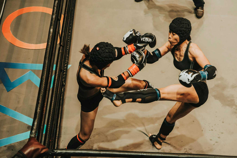 Boxeurs pratiquant le MMA en France avec un entraînement intense en arrière-plan
