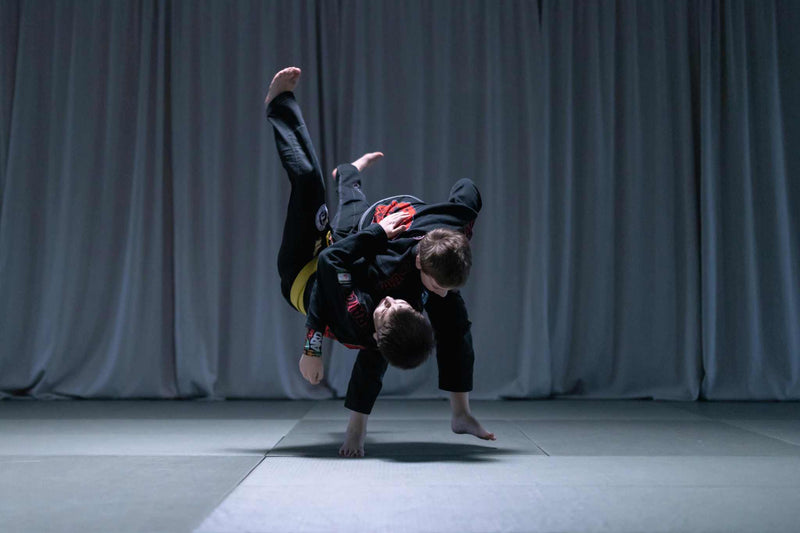 Pratique du jiu-jitsu brésilien : combat au sol en kimono