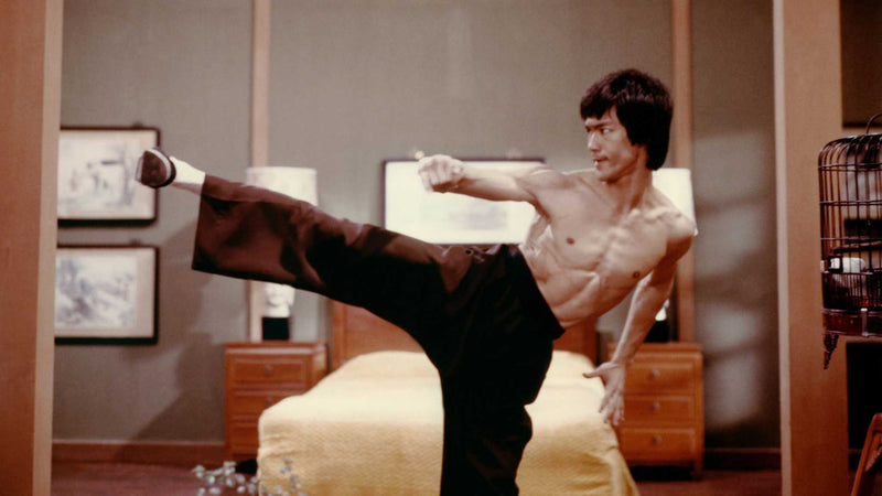Bruce Lee en action, maître révolutionnaire des arts martiaux.