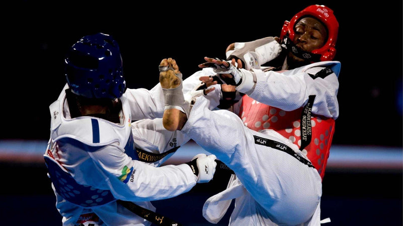 Protections de taekwondo pour bien s'équiper au combat avec casque, gants et plastron.