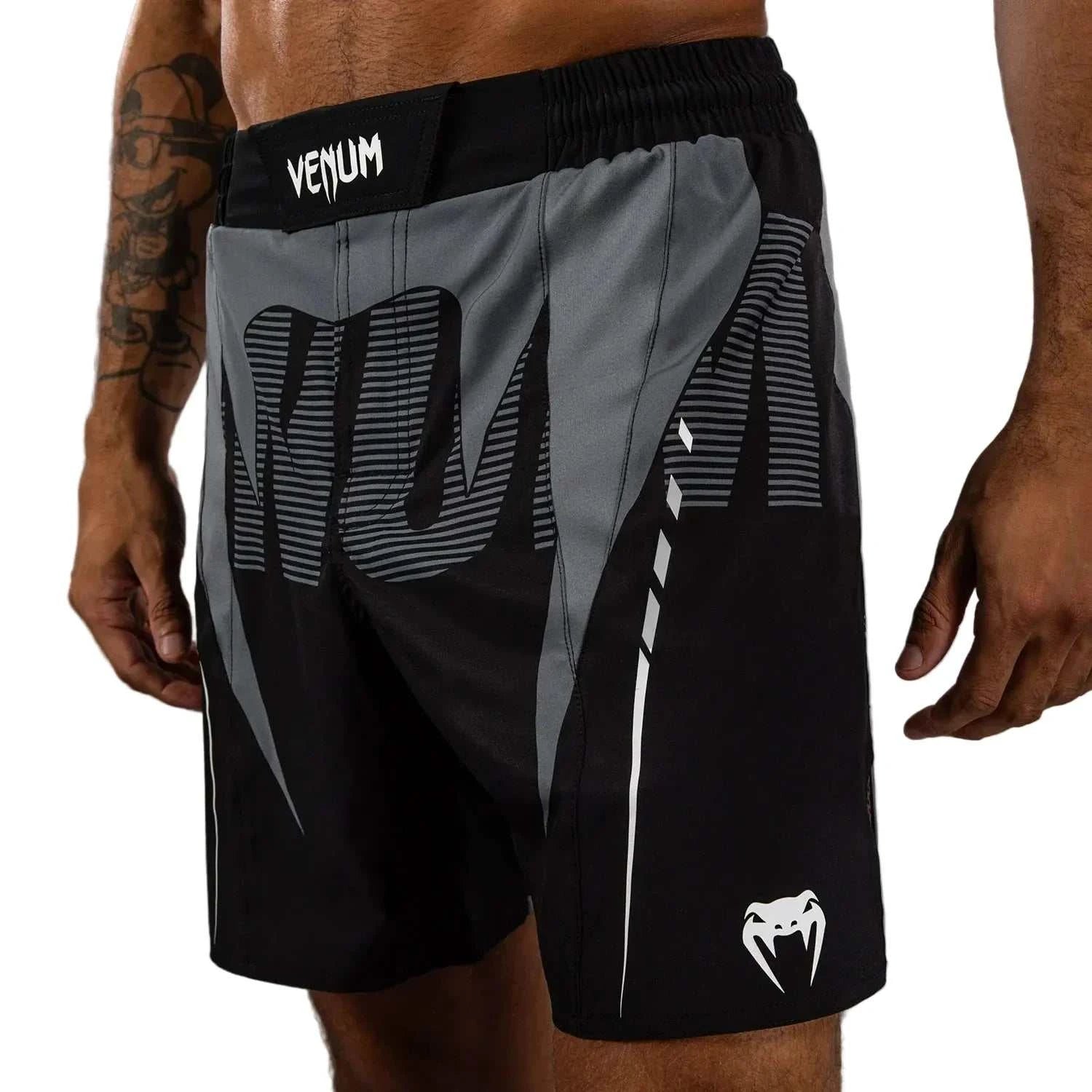 Fightshorts Venum Adrenaline noir argent gris pour MMA et sports de combat