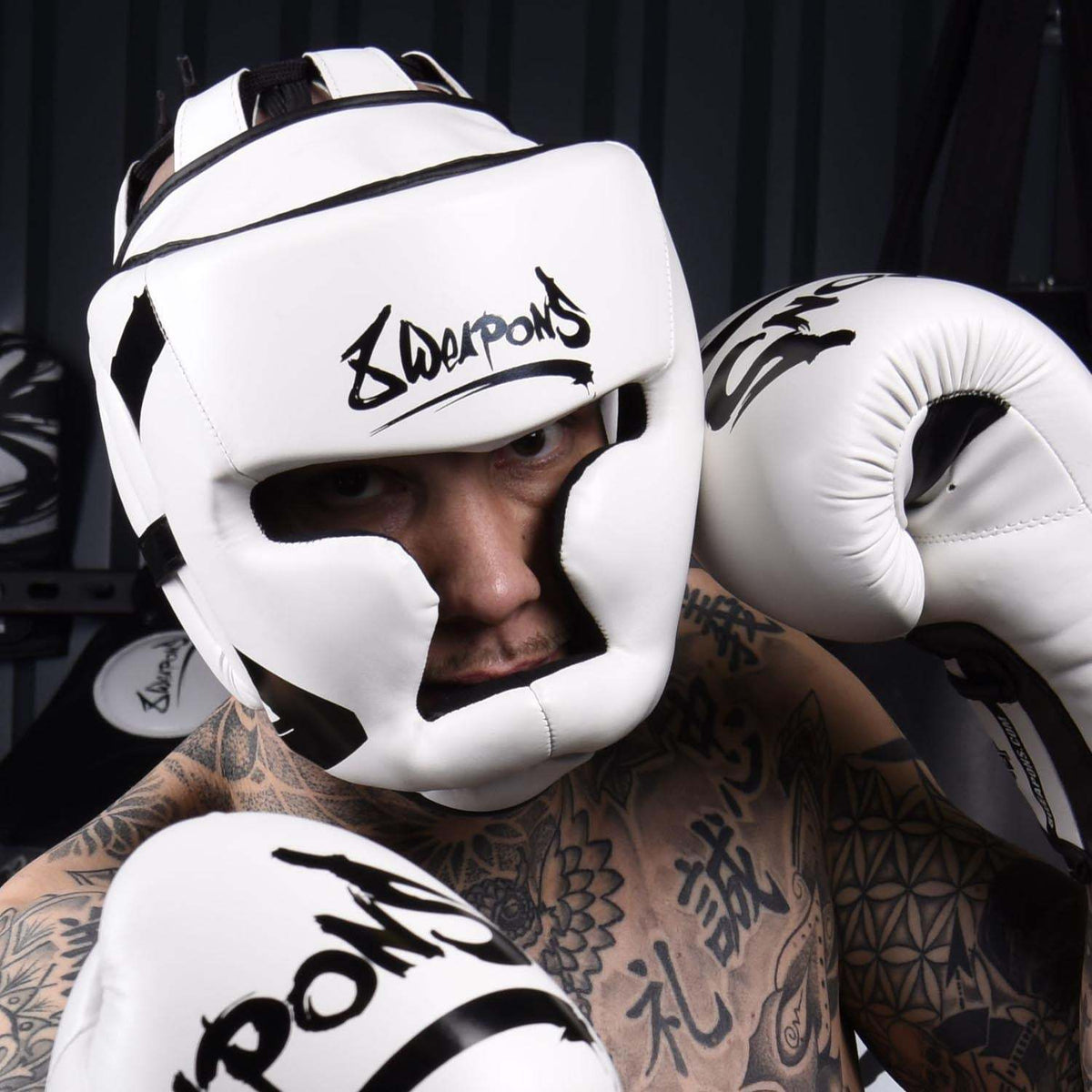 Casque de boxe blanc et noir 8 WEAPONS Unlimited avec protection renforcée et ajustement sécurisé