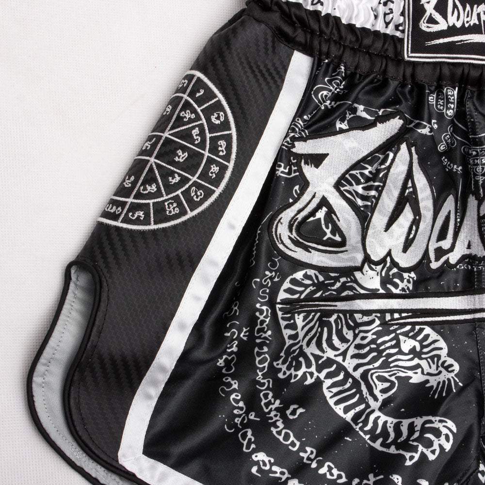 Short de Muay Thaï noir Carbon Sak Yant Tigers avec motif tigres et ceinture élastique