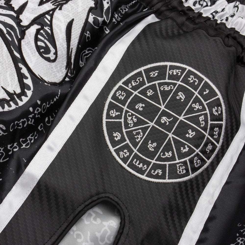 Short de Muay Thaï noir avec motif tigres Sak Yant pour performance et liberté de mouvement