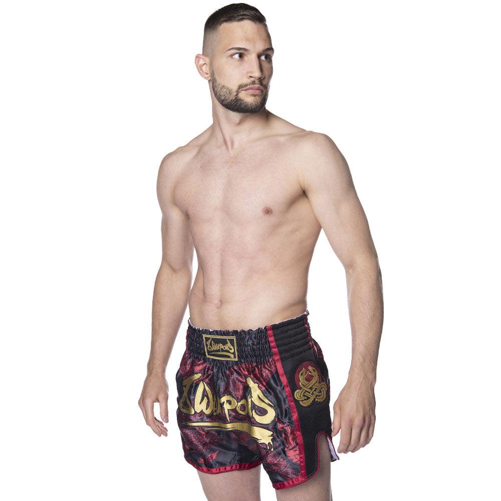Short de Muay Thaï noir et rouge avec motif Sak Yant Naga, coupe courte et confortable pour entraînement et combat.