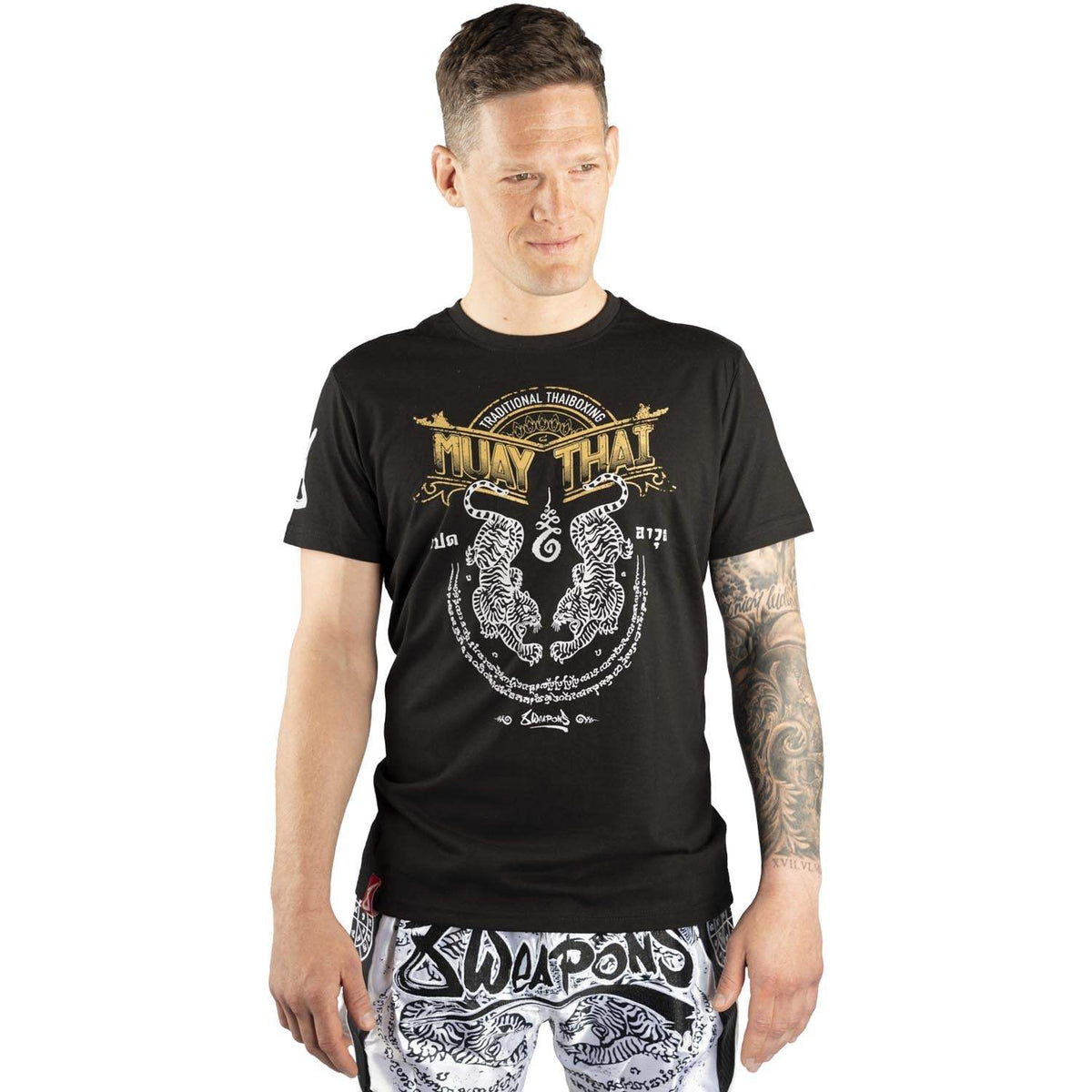 T-shirt noir 8 WEAPONS Sak Yant Tigers Muay Thaï avec motifs sacrés et tigres symboliques