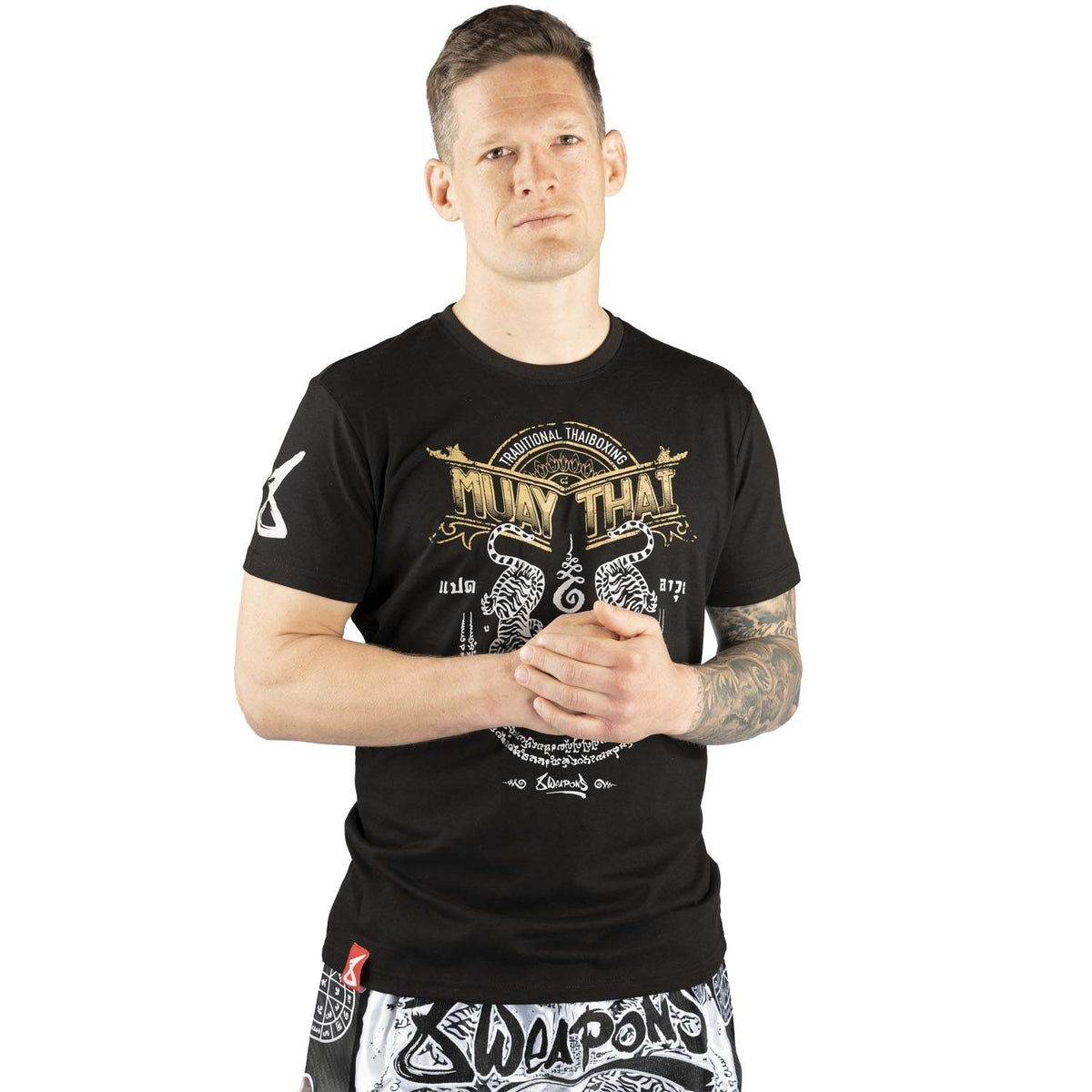 T-shirt noir 8 WEAPONS Sak Yant Tigers Muay Thaï avec motifs tigres sacré et coupe classique confortable