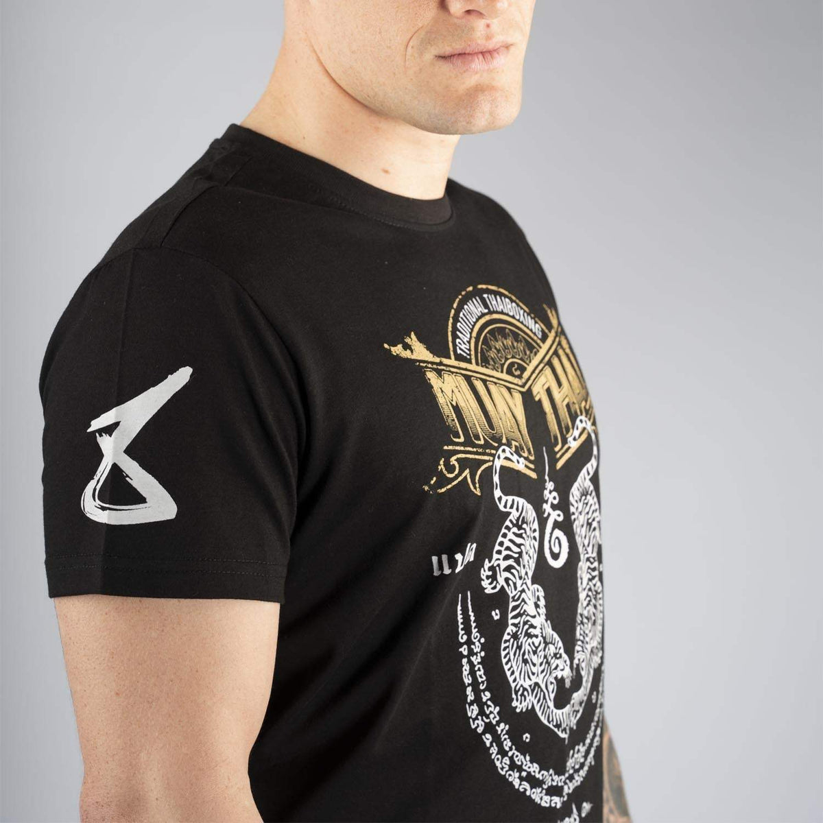 T-shirt noir 8 WEAPONS avec motifs Sak Yant Tigers Muay Thaï, symbole de force et protection