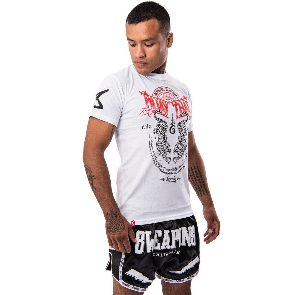 T-shirt blanc 8 WEAPONS Sak Yant Tigers Muay Thaï avec symboles de protection et tigres sacré