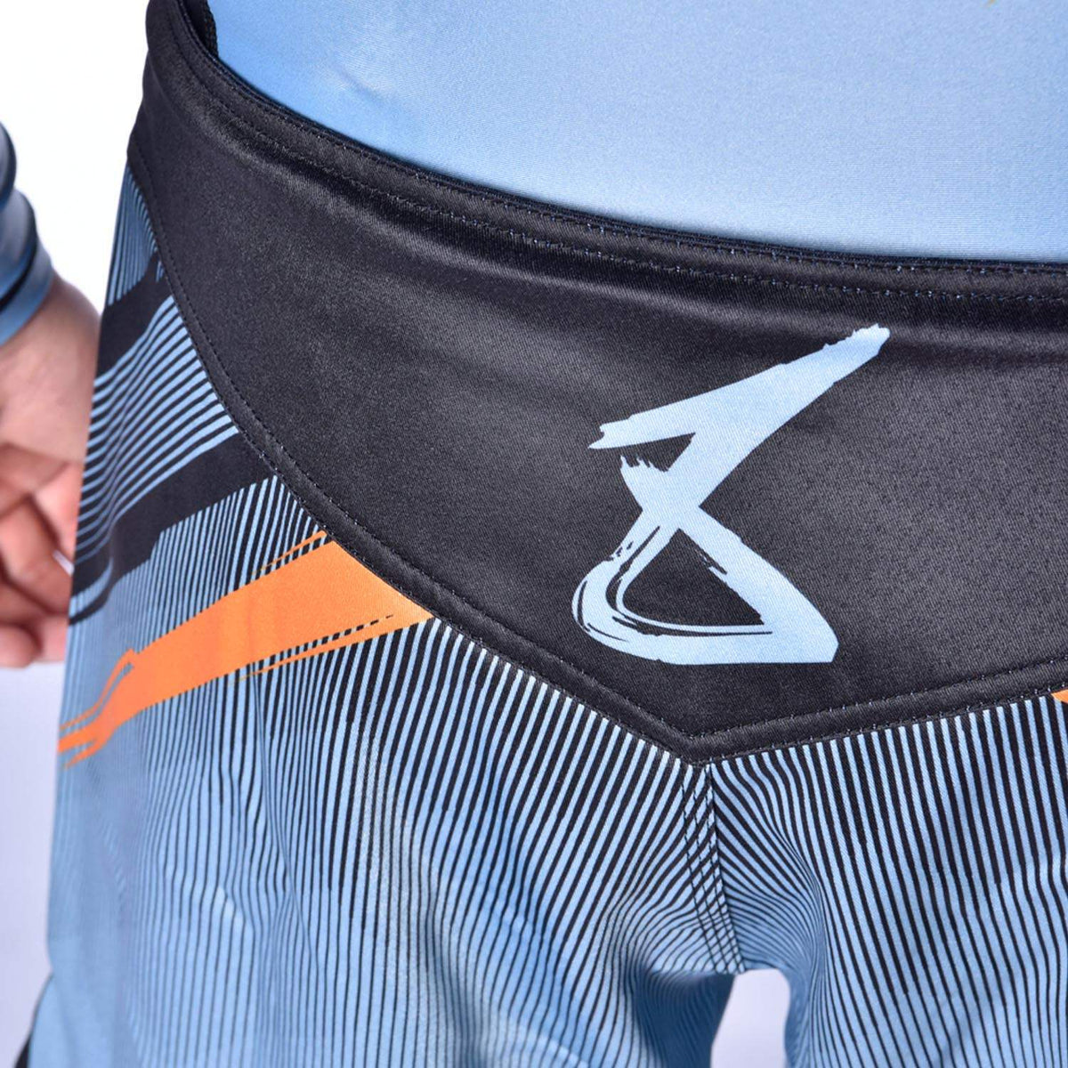 Short de combat Fightshort 8 WEAPONS gris glacé et orange avec coupe ergonomique et fentes latérales