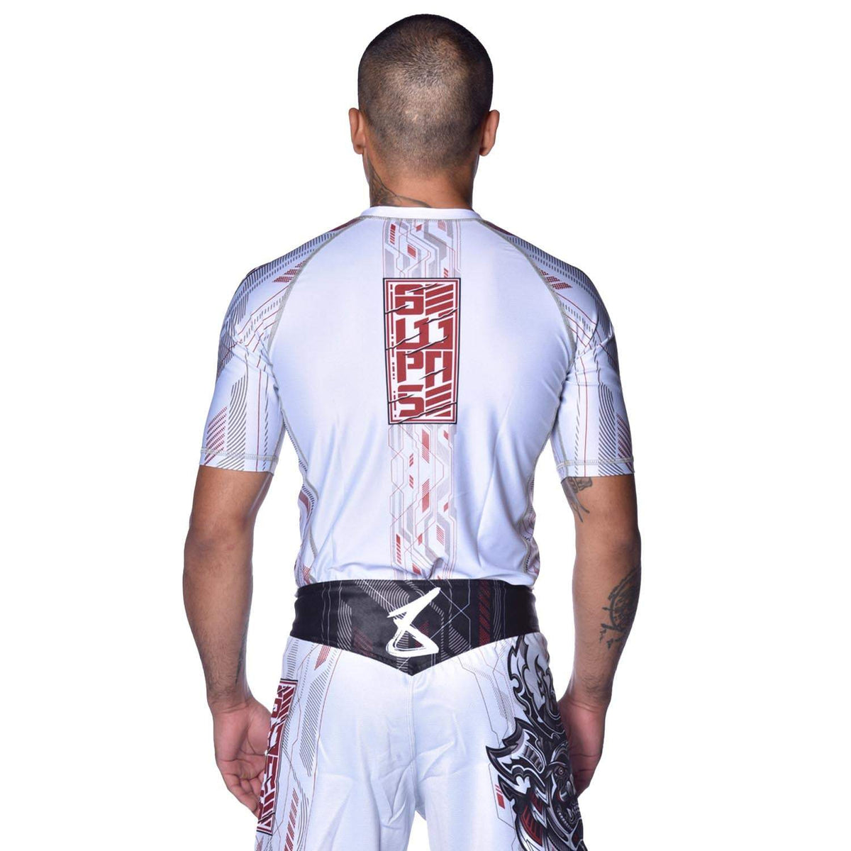 Rashguard manches courtes 8 WEAPONS Samurai 2.0 blanc rouge, coupe ergonomique et compression pour sports de combat