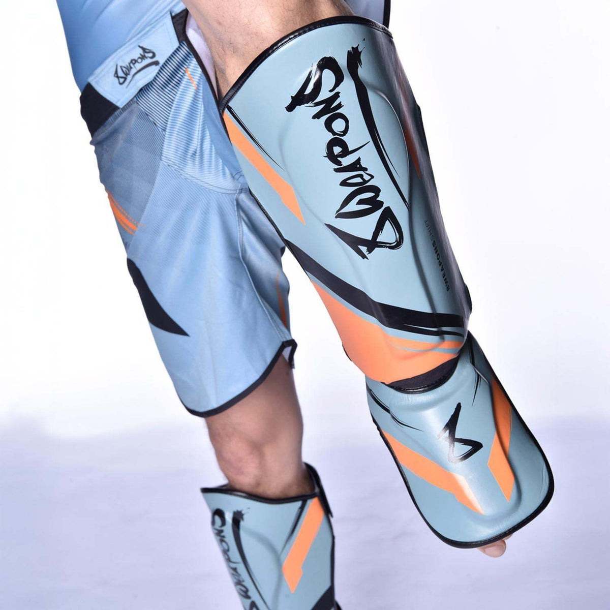Protège-tibias 8 WEAPONS Shift gris glacé et orange pour sports pieds-poings