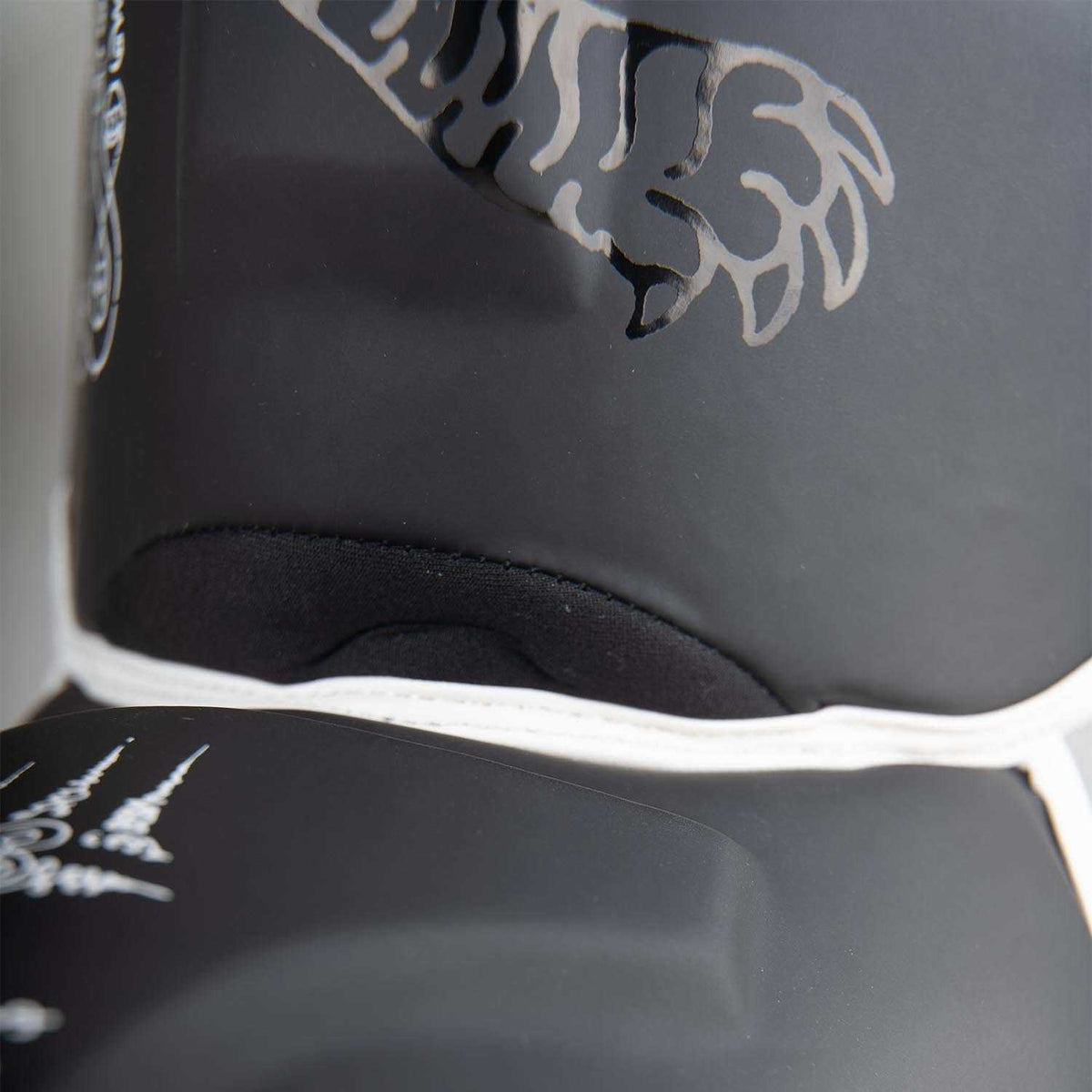 Protège-tibias 8 WEAPONS Sak Yant Big Tiger noir ergonomique et résistant pour sports de combat