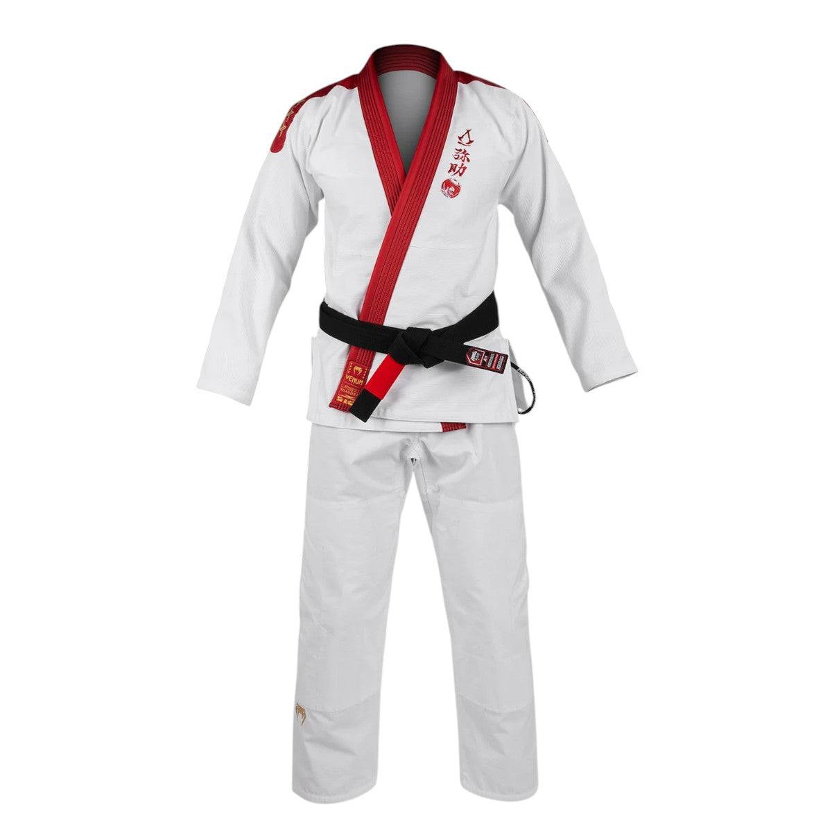 Kimono BJJ Gi Venum Assassin’s Creed blanc et rouge avec motifs samouraï sur tatamis