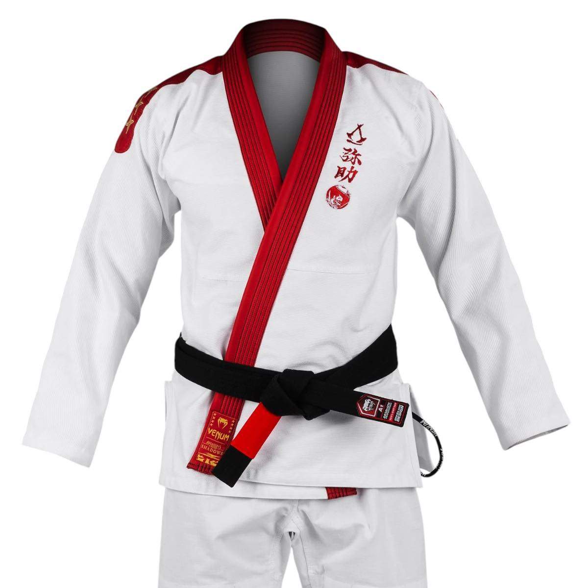Kimono BJJ Gi Venum x Assassin’s Creed Shadows blanc et rouge avec broderies samouraï