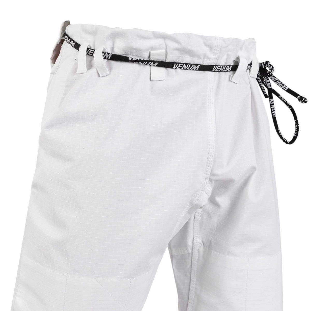 Kimono BJJ Venum Assassin’s Creed blanc et rouge avec broderies samouraï pour jiu-jitsu brésilien