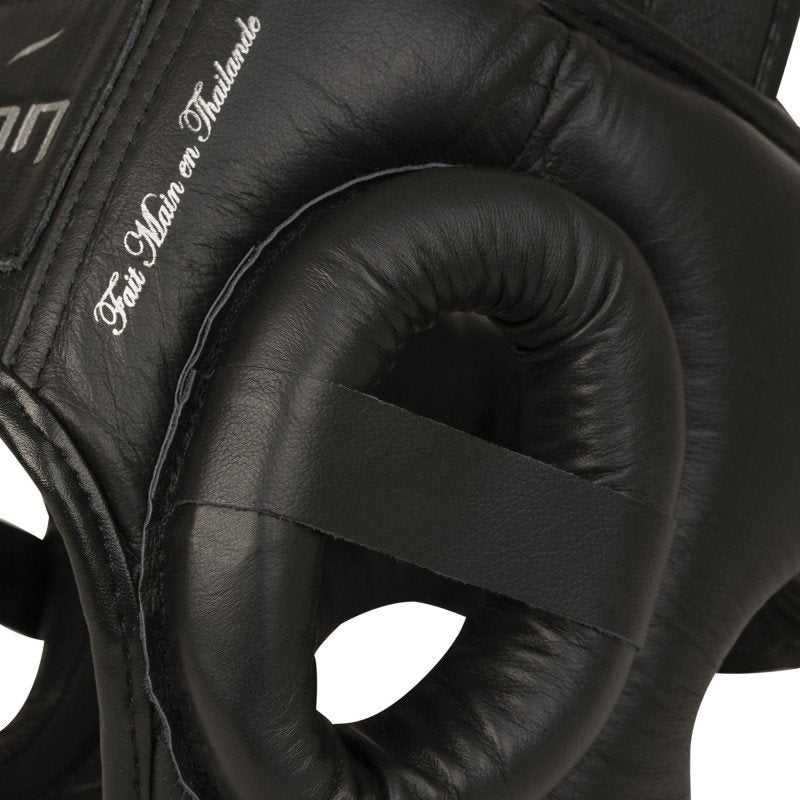 Black full-face Casque de Boxe Elion boxing headgear made of high-quality leather with dense foam padding and adjustable straps, handcrafted in Thailand.