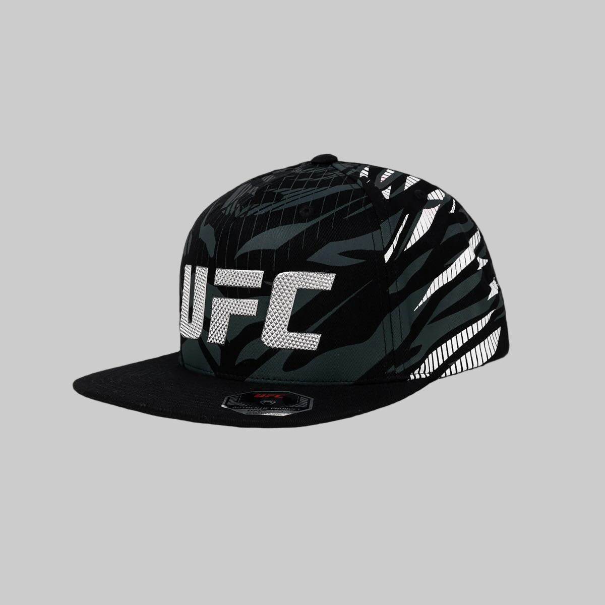Casquette UFC Fusion Venum noir et or avec logo UFC métallique, style MMA