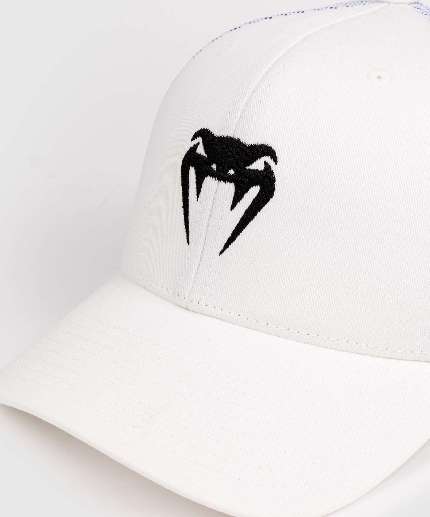 Casquette Venum Trucker blanc neige en coton et mesh avec réglage confortable et style sports de combat
