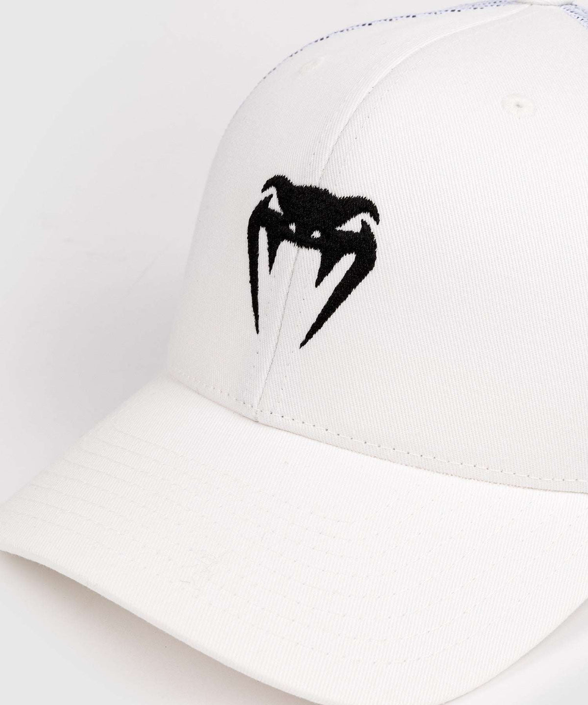 Casquette Venum Trucker Blanc Neige en coton et mesh, réglable et respirante, style sports de combat.