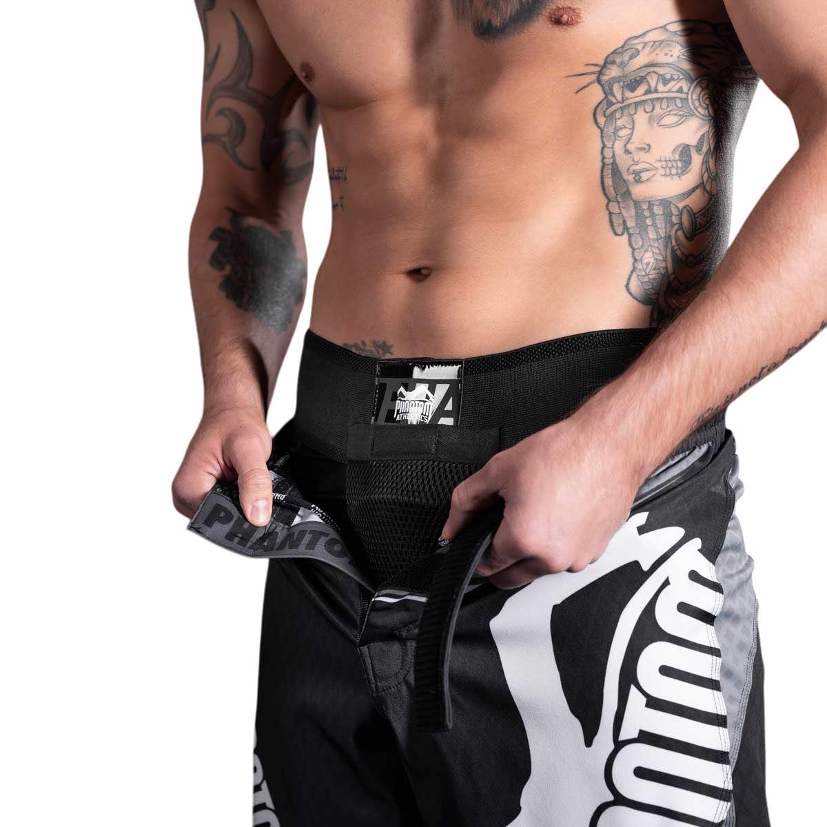 Coquille Muay Thai APEX Titan noire avec tasse métallique et ceinture élastique large pour protection arts martiaux