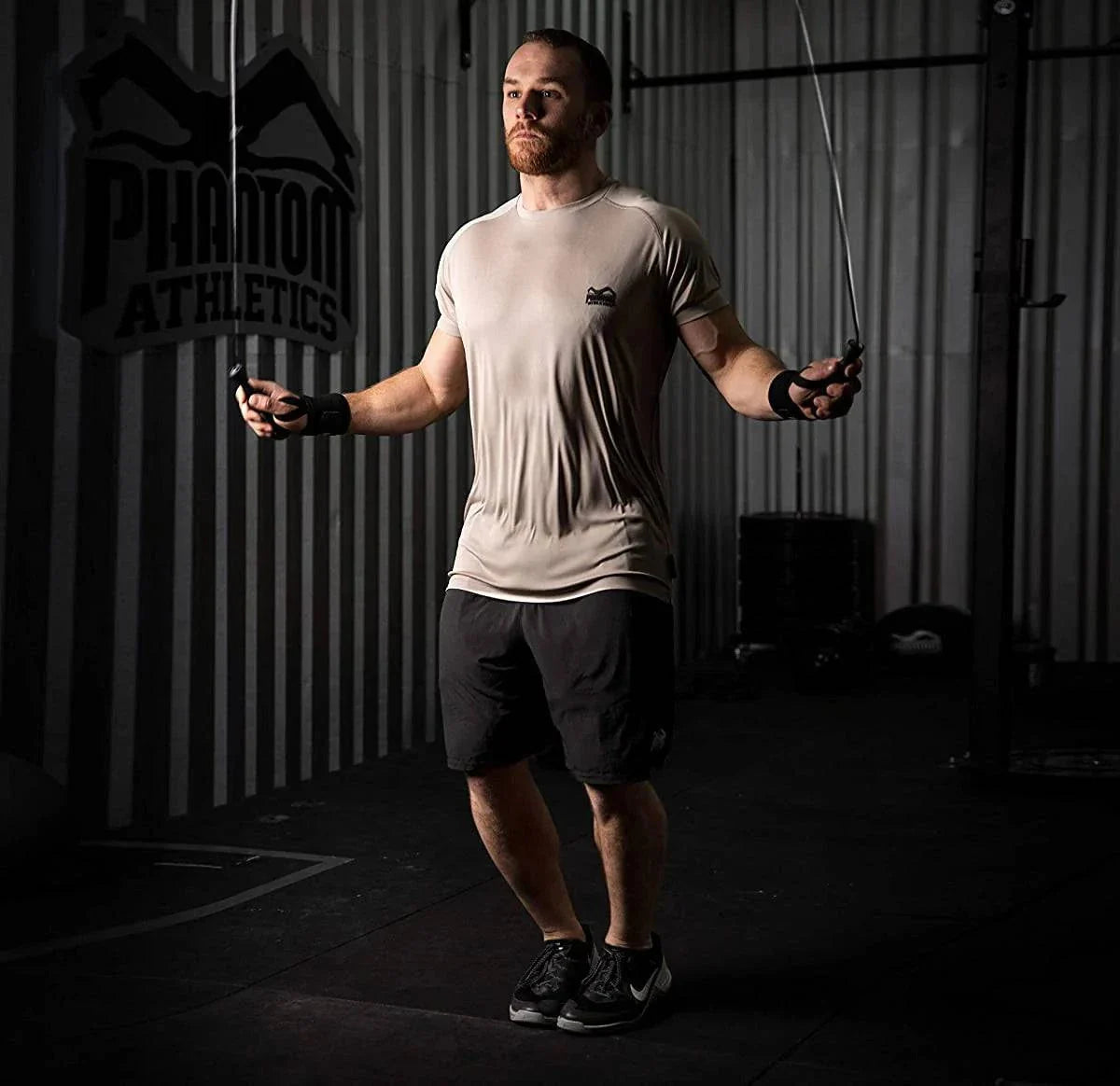 Corde à sauter Tactic Phantom Athletics noire avec poignées en mousse ergonomiques et longueur ajustable pour entraînement boxe et MMA