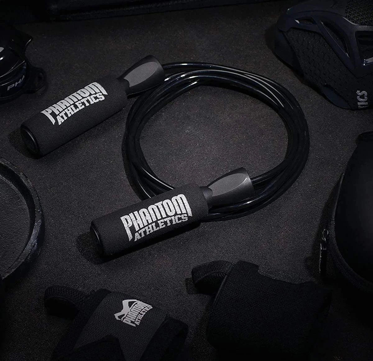 Corde à sauter Tactic Phantom Athletics noire avec manches en mousse ergonomiques et corde PVC résistante pour endurance et coordination