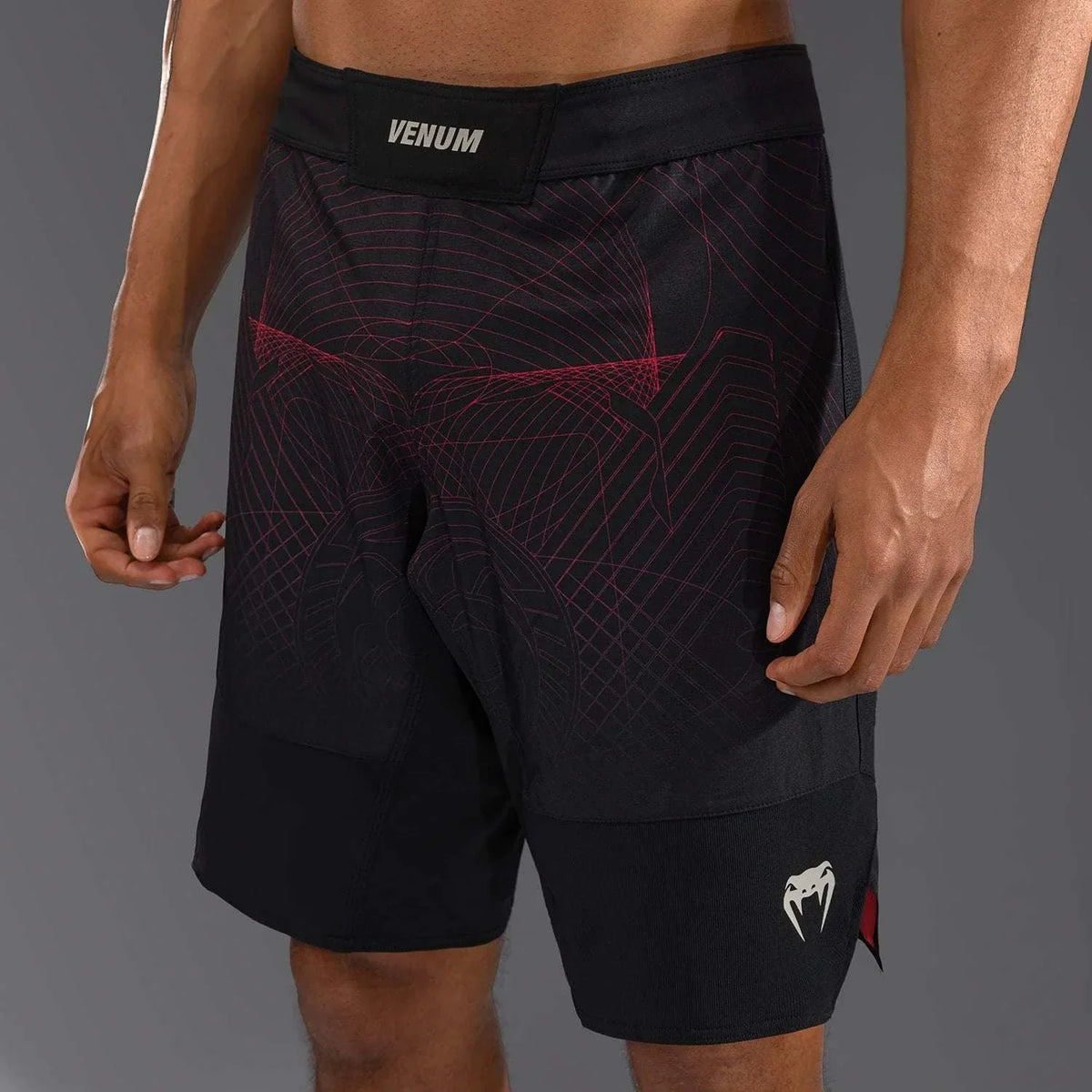 Fightshort Venum G-Fit Air noir rouge léger et performant pour MMA et sports de combat