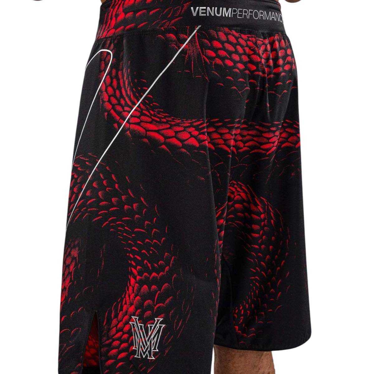Fightshort Venum Matupa noir rouge argent pour MMA et grappling, léger et résistant.