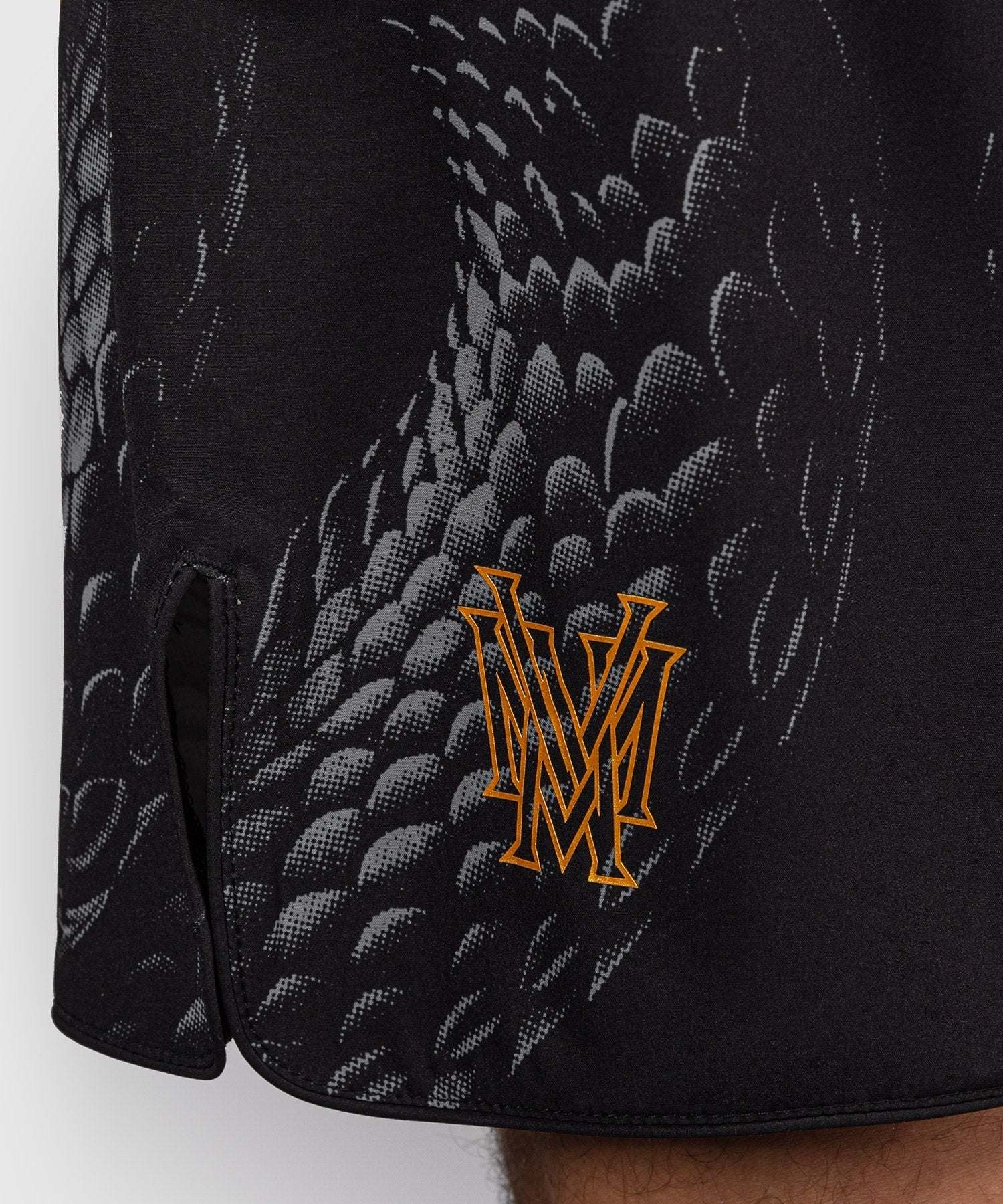 Fightshort Venum Matupa noir gris or pour MMA et grappling, conçu pour mobilité et résistance.