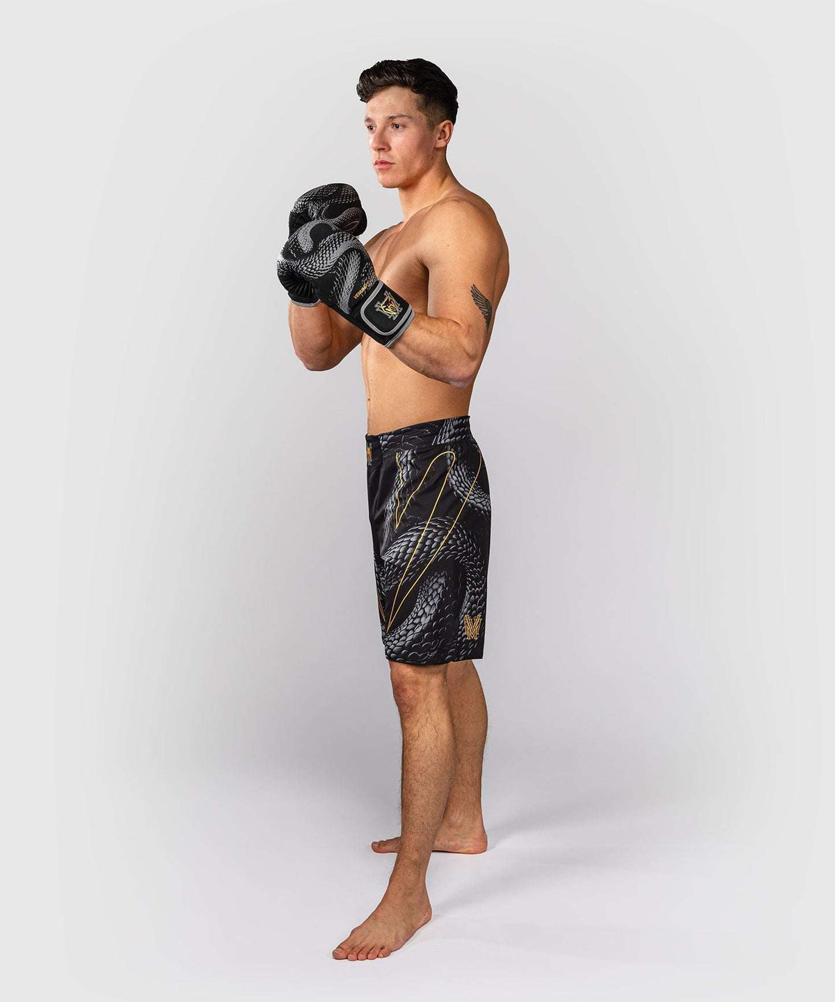 Fightshort Venum Matupa noir gris or pour MMA et grappling, tissu robuste et coupe libre.