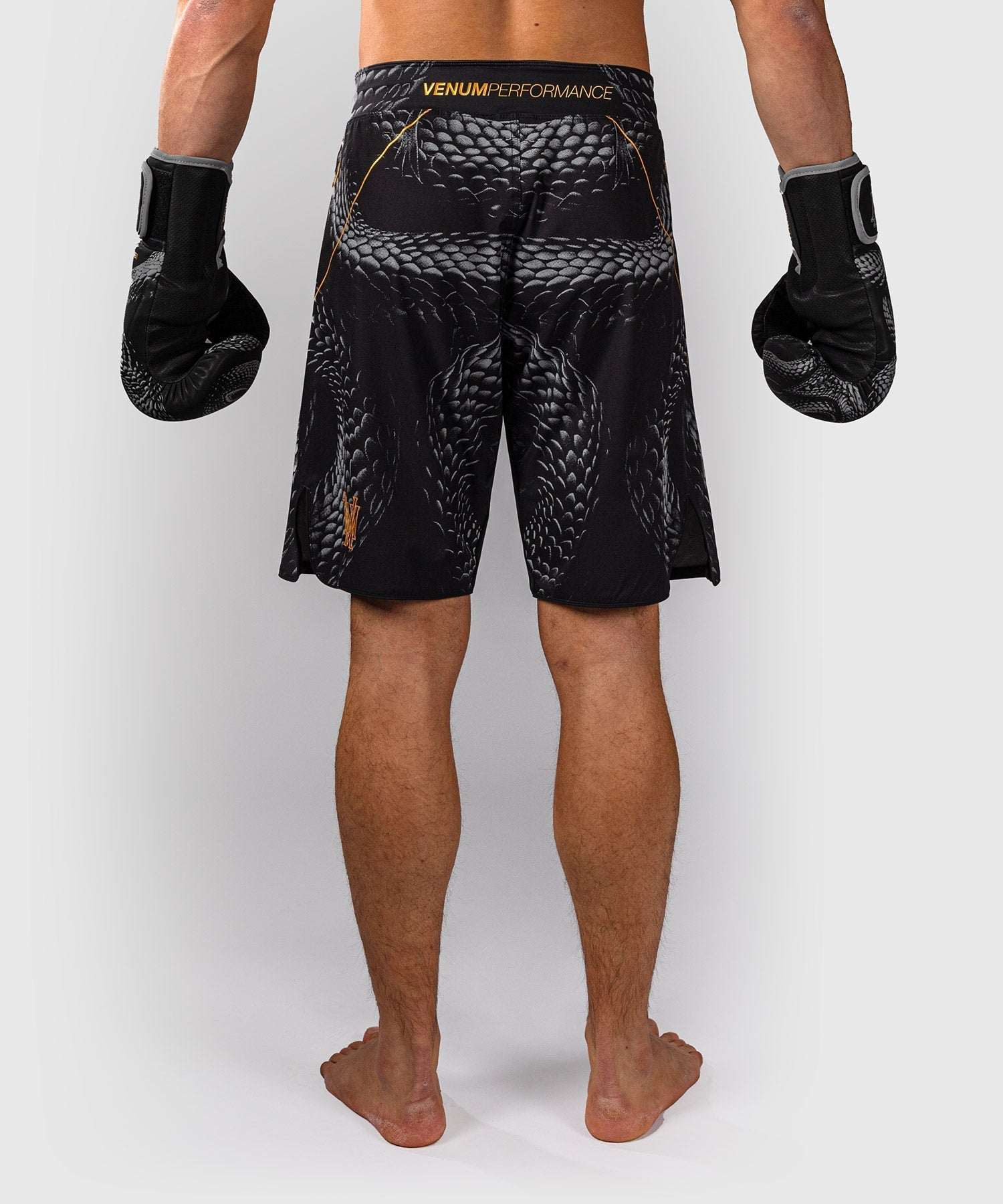 Fightshort Venum Matupa noir gris or pour MMA et grappling, fabrication résistante, liberté de mouvement optimale.