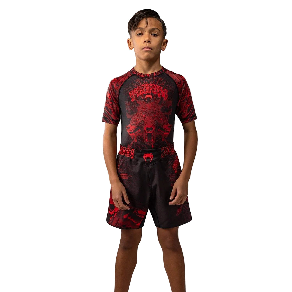 Fightshort enfant Venum Wolf Atak noir rouge avec coupe ergonomique et fentes latérales pour sports de combat.