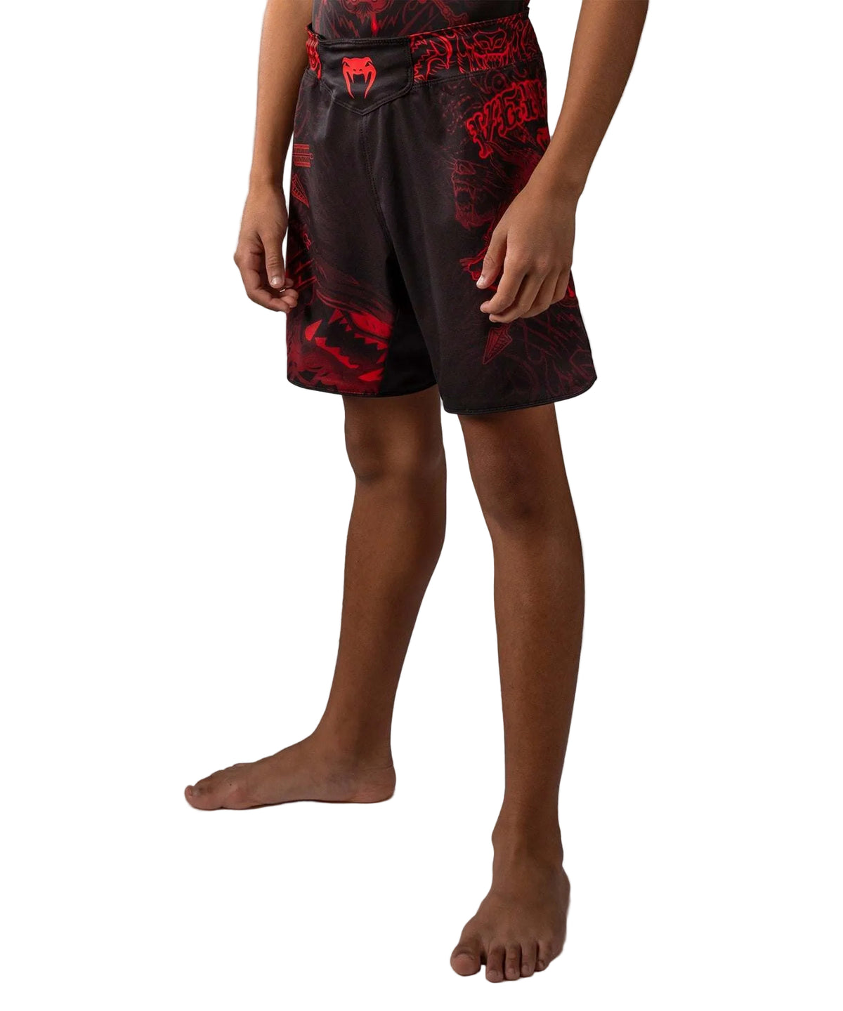 Fightshort enfant Venum Wolf Atak noir et rouge pour sports de combat avec coupe ergonomique et maintien sécurisé.