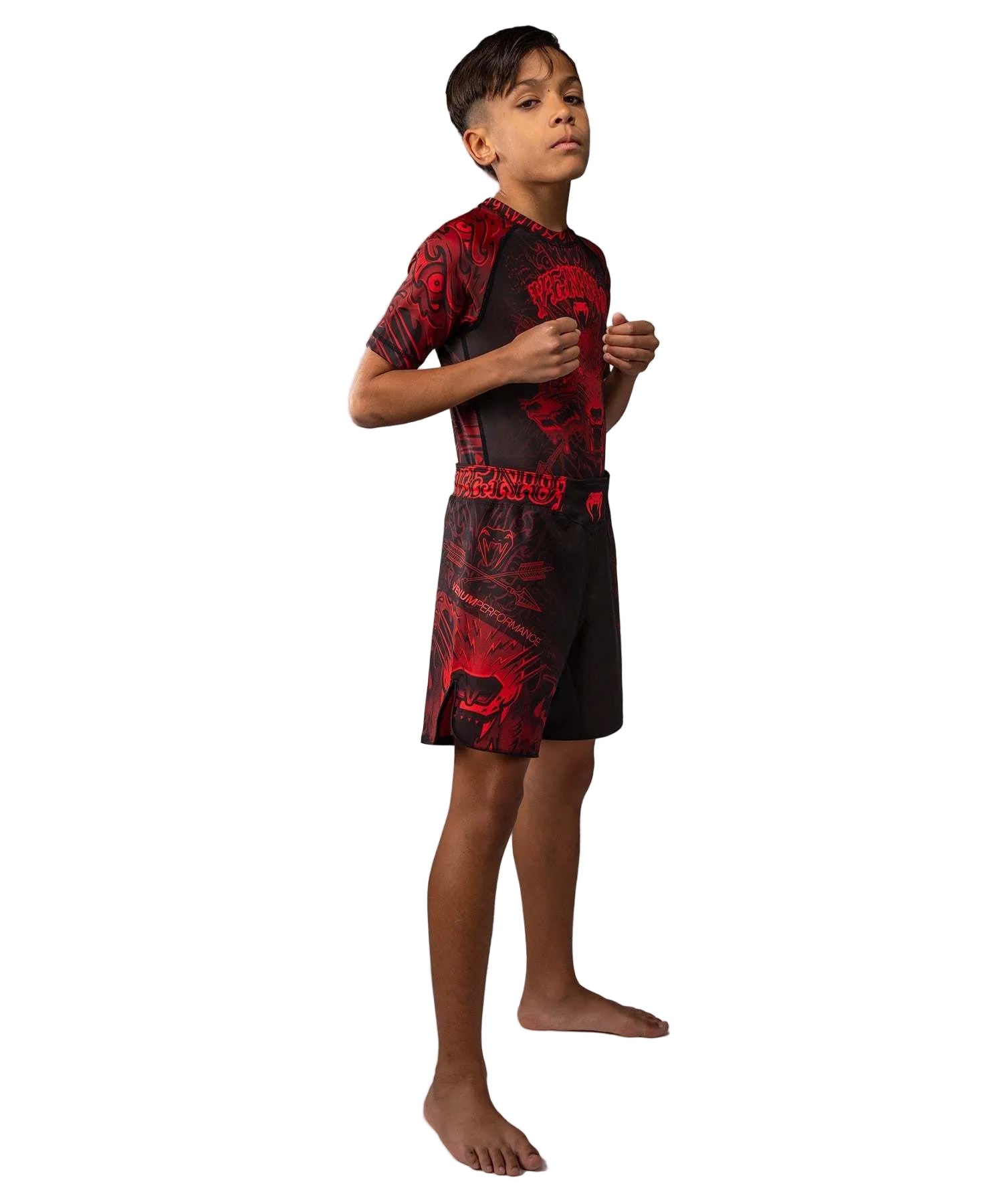 Fightshort enfant Venum Wolf Atak noir et rouge avec coupe fight ergonomique pour sports de combat.