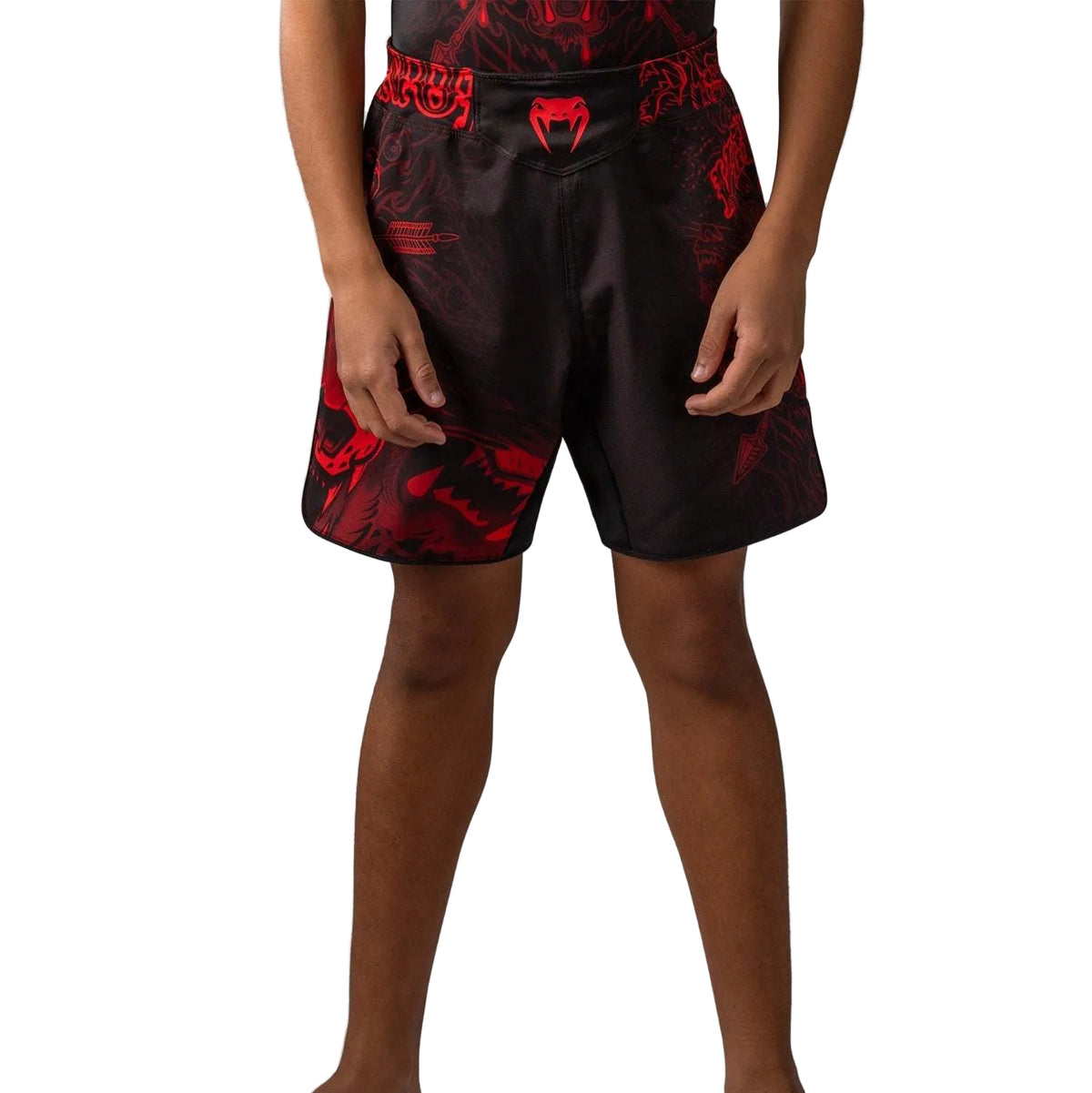 Fightshort enfant Venum Wolf Atak noir rouge pour sports de combat, résistance et liberté de mouvement.