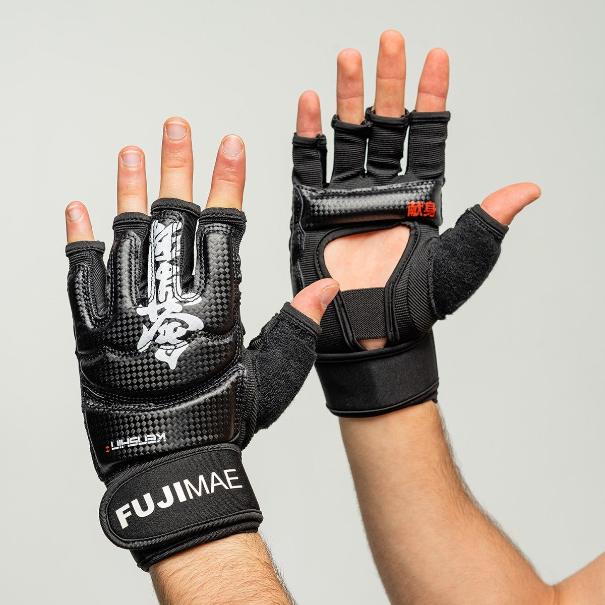 Black Gants Kyokushin FUJIMAE karate gloves with open fingers and wrist support.