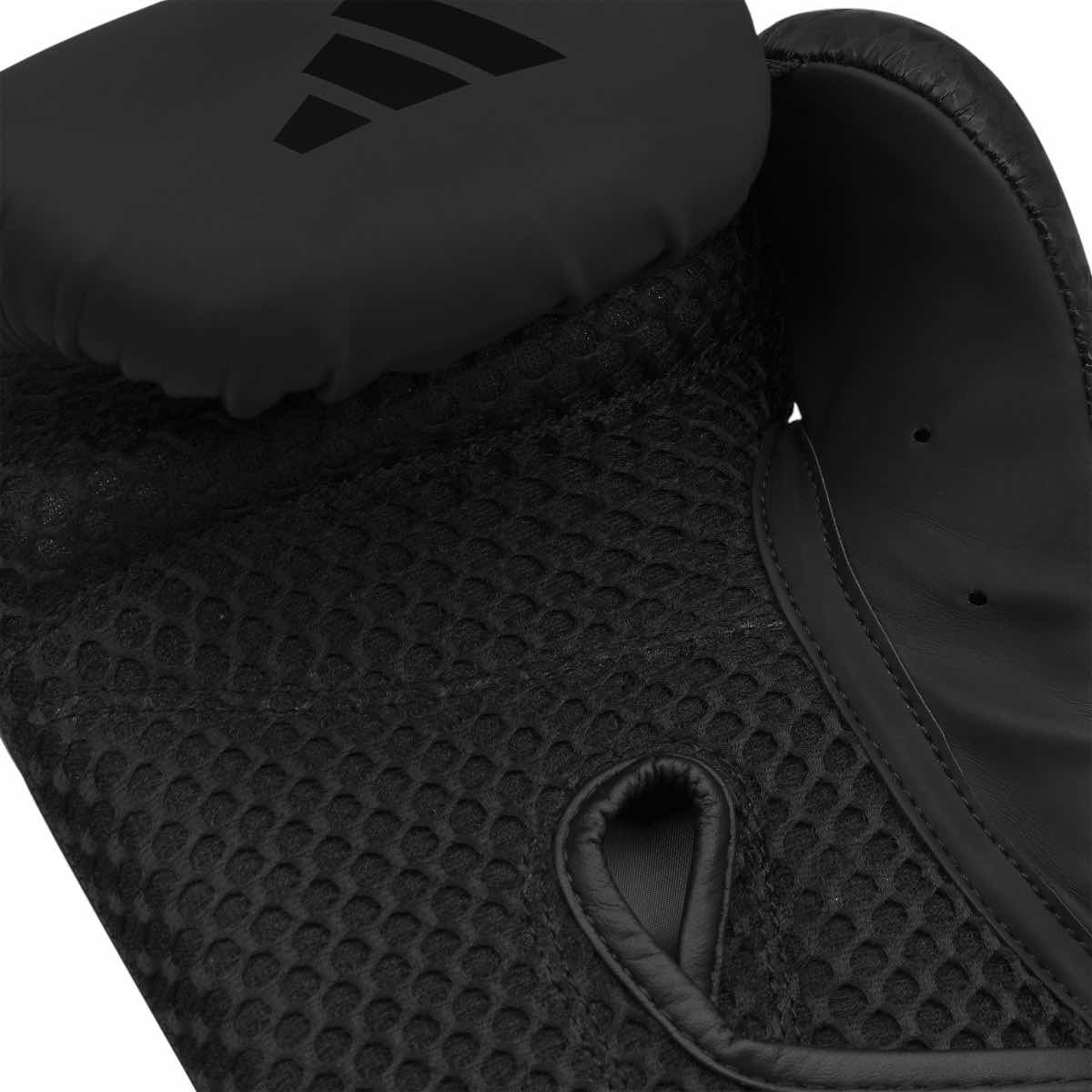 Gants de Boxe Combat 50 adidas noirs en polyuréthane avec ventilation mesh et fermeture velcro.