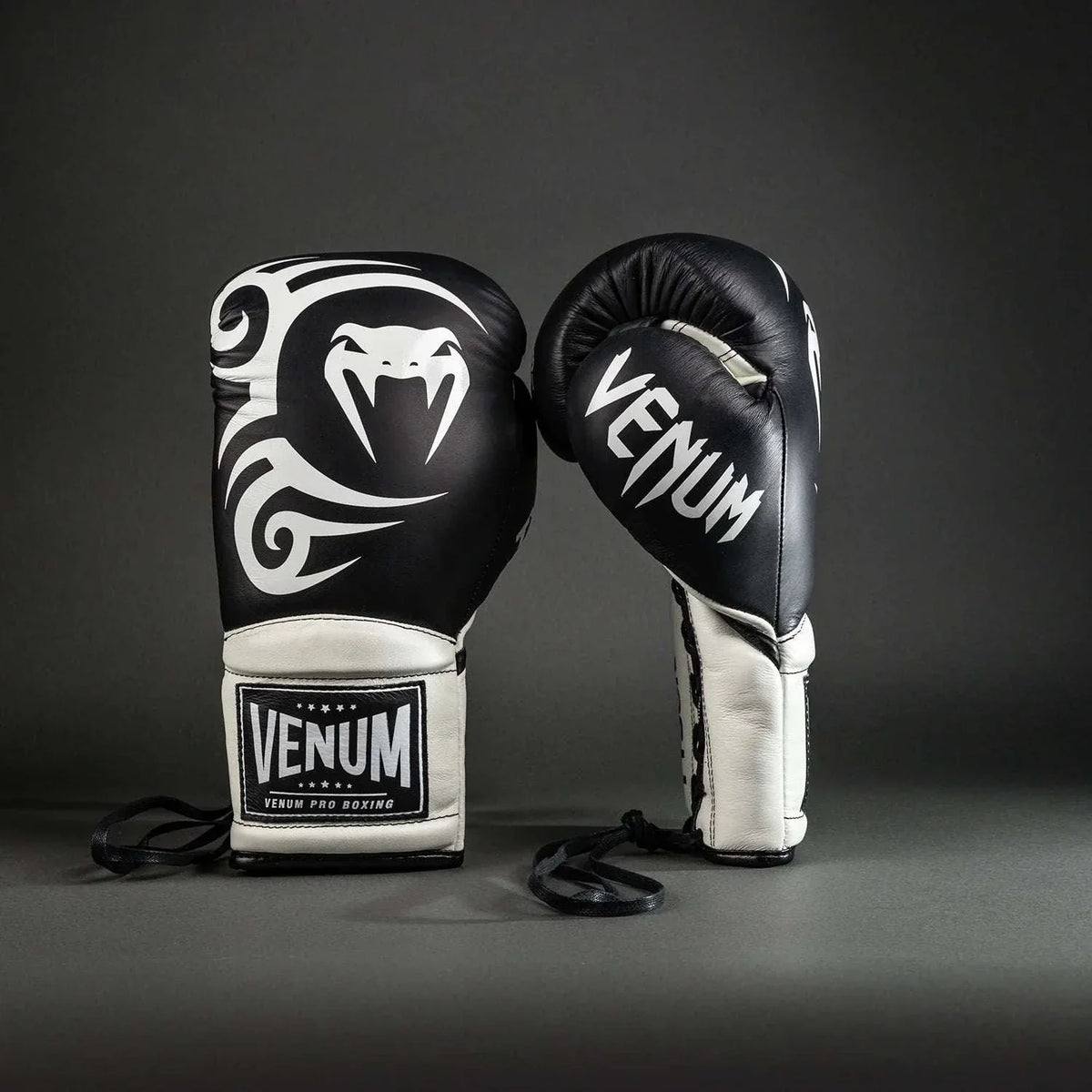 Gants de boxe pro Venum Giant 2.0 Mike Tyson noirs et blancs en cuir Nappa argentin avec lacets