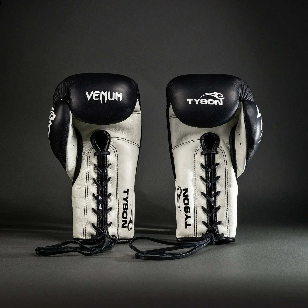 Gants de boxe pro Venum Giant 2.0 noir et blanc avec lacets et design Mike Tyson